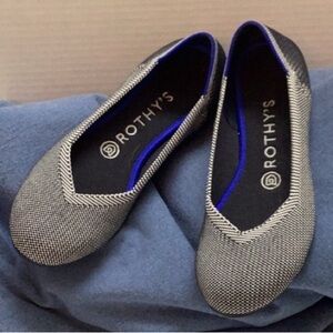 Rothy’s The Flat Women’s shoe in a gray birdseye knit round toe blue trim size 7